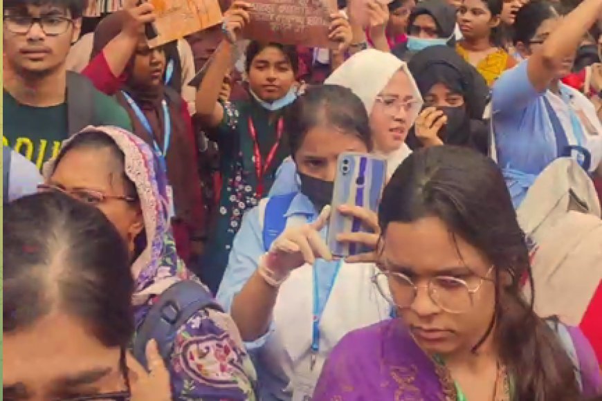 রাজধানীর সিদ্ধেশ্বরী কলেজের নারী শিক্ষার্থীরা রাস্তায় নেমে গণবিক্ষোভে যোগ দিয়েছে।