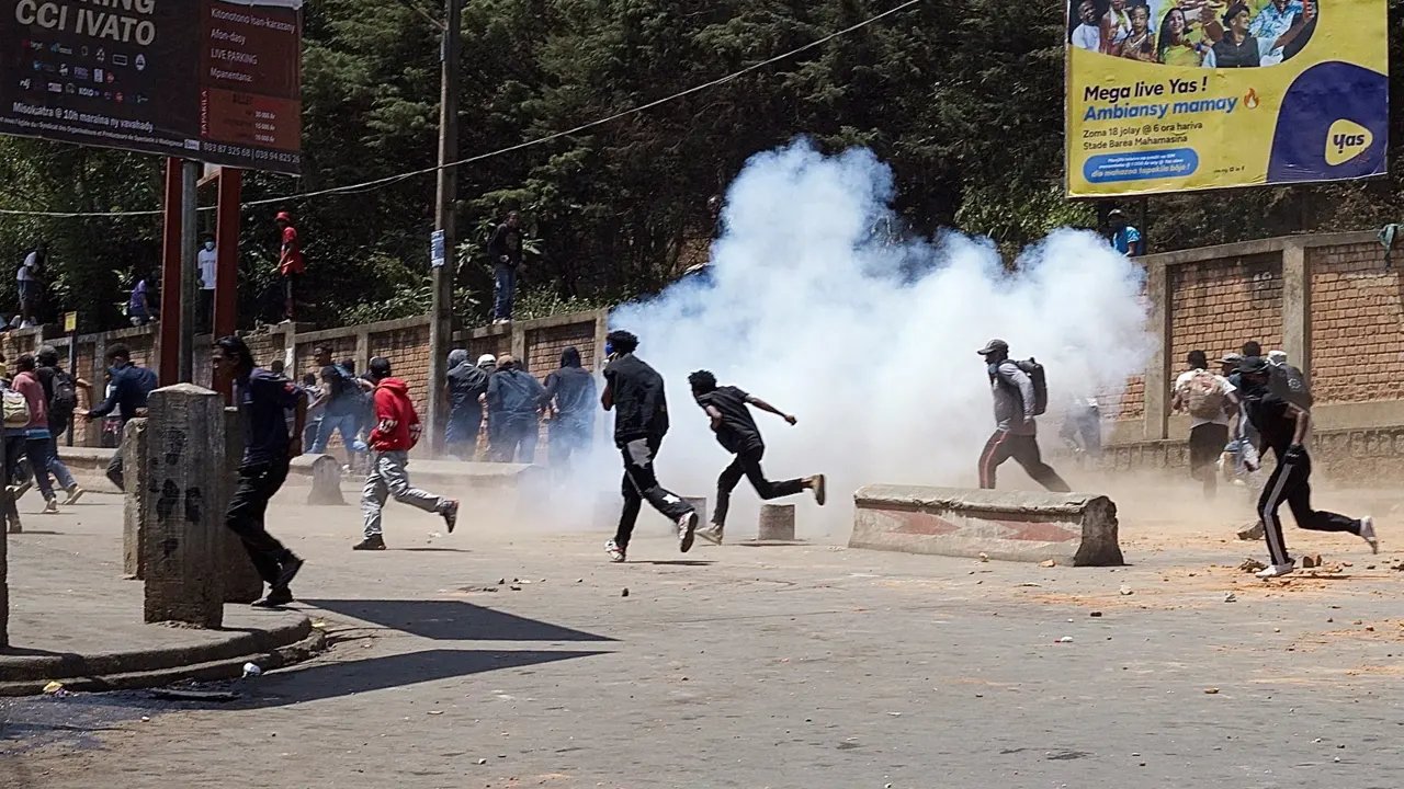 জেন-জি বিক্ষোভে আরেক দেশে সরকার পতন