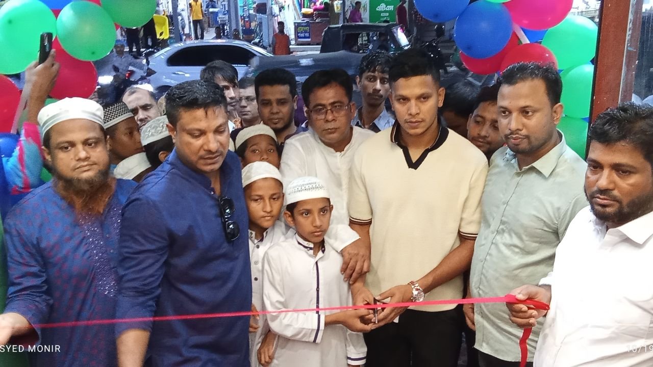 ফেনীতে হেরিটেজ লাউঞ্জ উদ্বোধন করলেন ক্রিকেটার সাইফুদ্দিন 