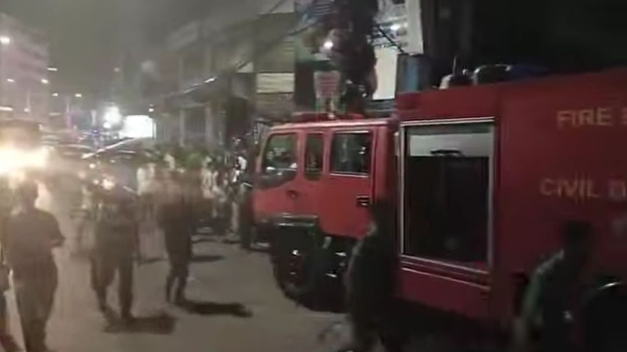 চট্টগ্রামে মধ্যরাতে বহুতল ভবনে আগুন