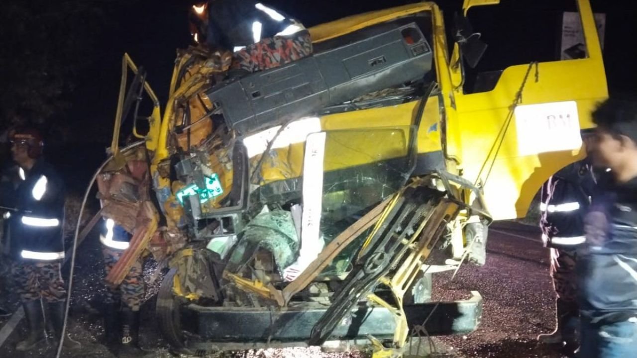 ঢাকা-চট্টগ্রাম মহাসড়কের মহিপালে দুর্ঘটনায় নিহত ১