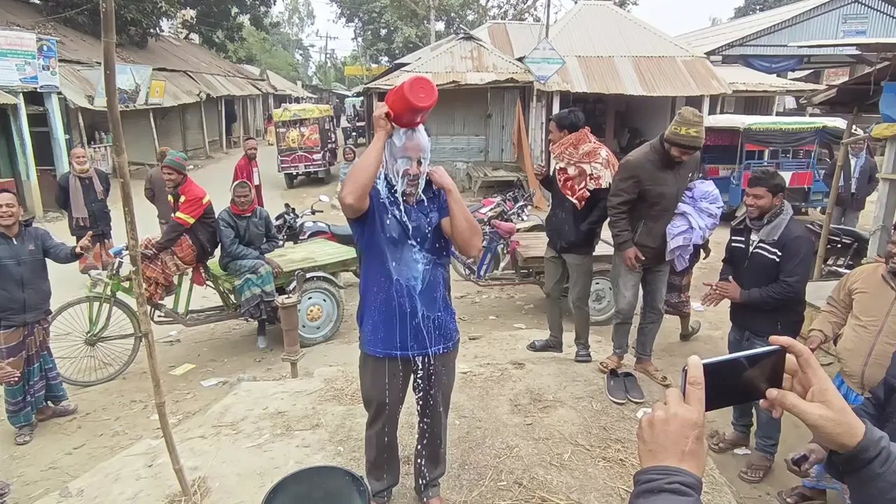 দুধ দিয়ে গোসল করে বিএনপির যে নেতার পদত্যাগ