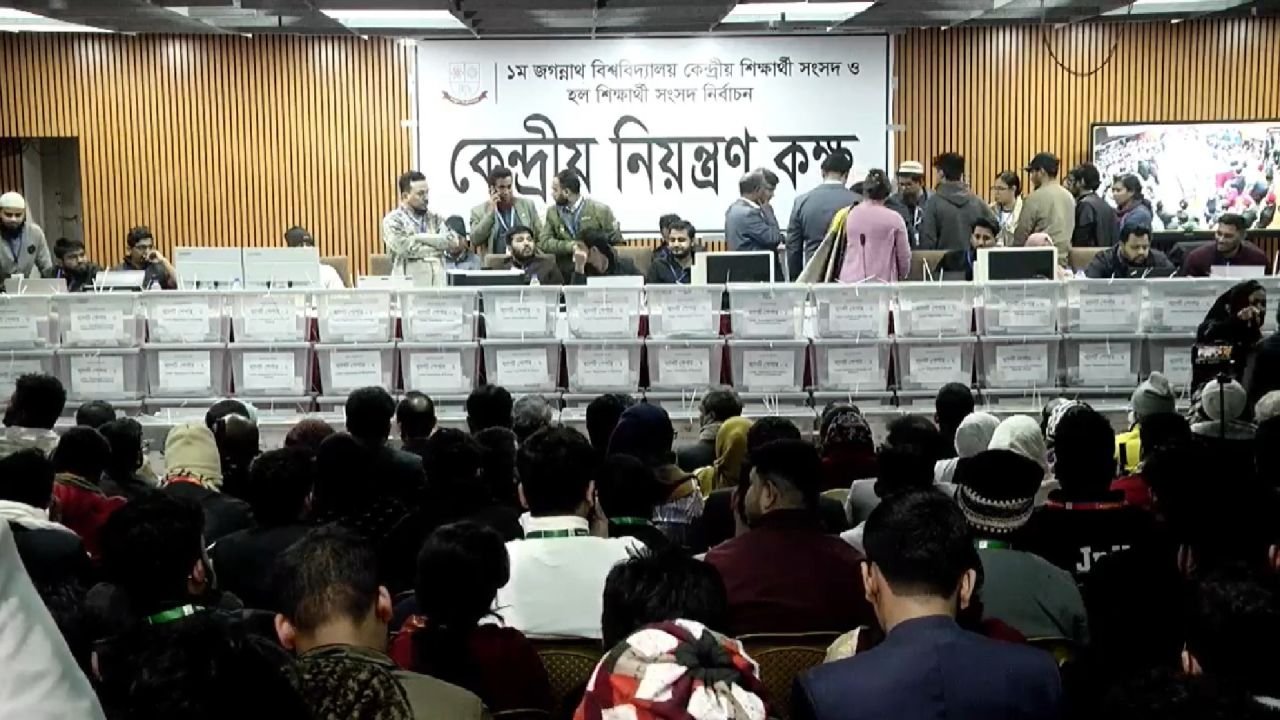 জকসু নির্বাচনে ফলাফল ঘোষণা, ভিপি পদে এগিয়ে যিনি দেখুন