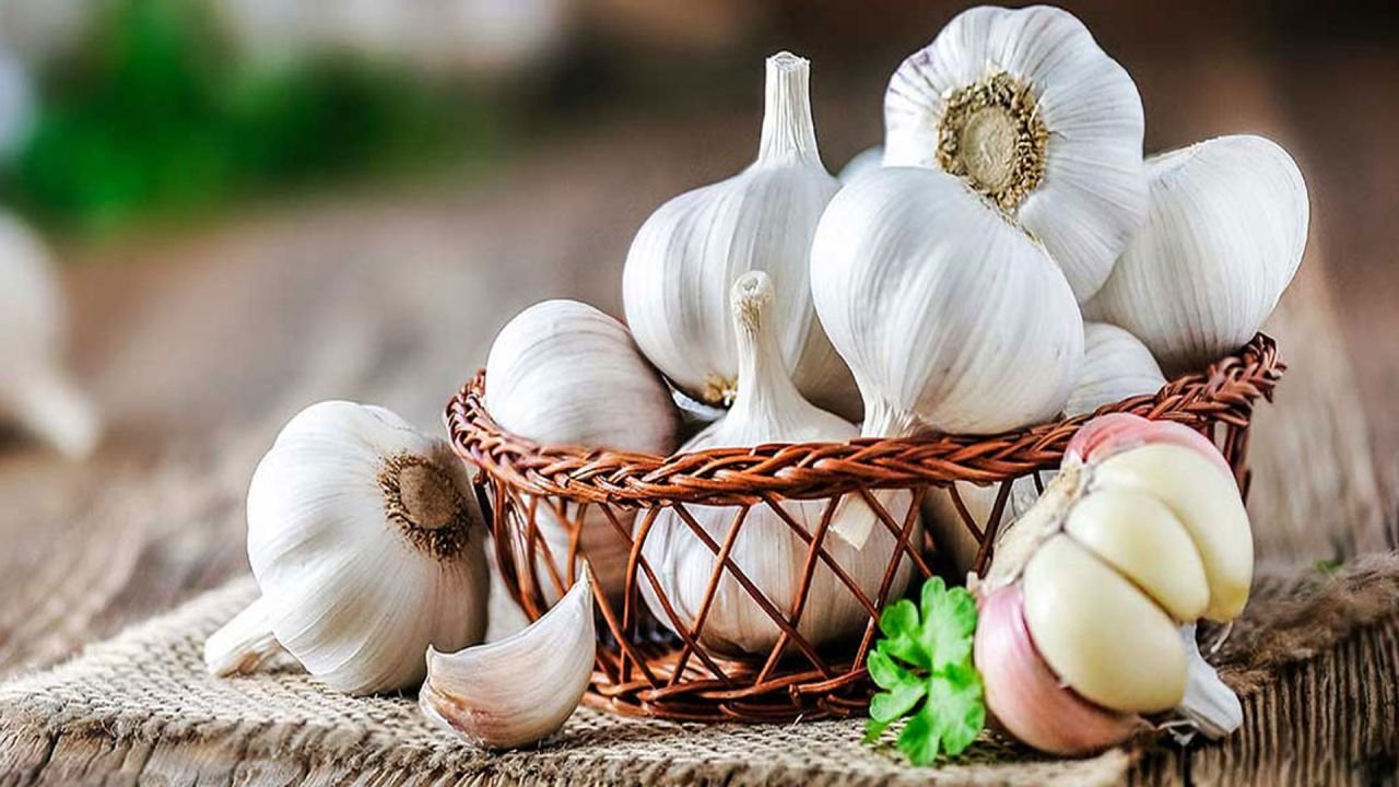 শরীরের যে সমস্যা থাকলে ভুলেও রসুন খাবেন না, জেনে নিন