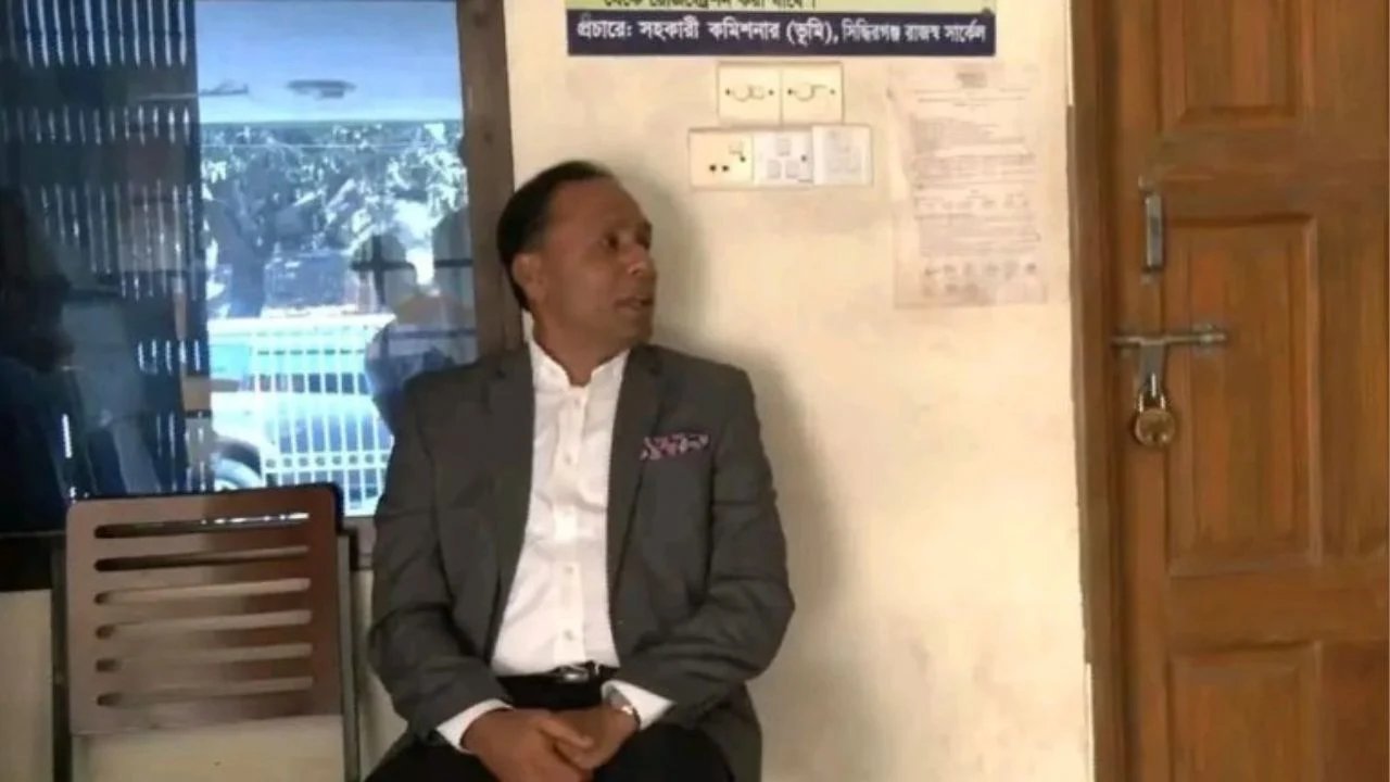 তালাবদ্ধ অফিসের সামনে বসলেন ভূমি প্রতিমন্ত্রী, আসেননি কোনো কর্মকর্তা