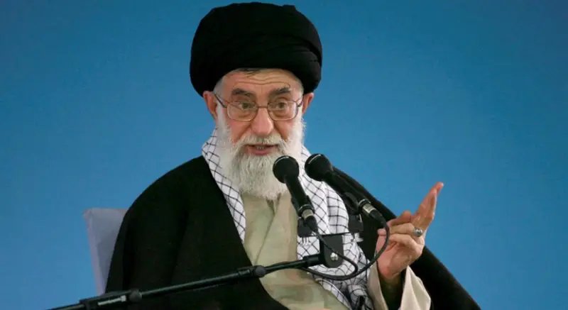 এক হাত কেন জোব্বায় ঢেকে রাখতেন খামেনি