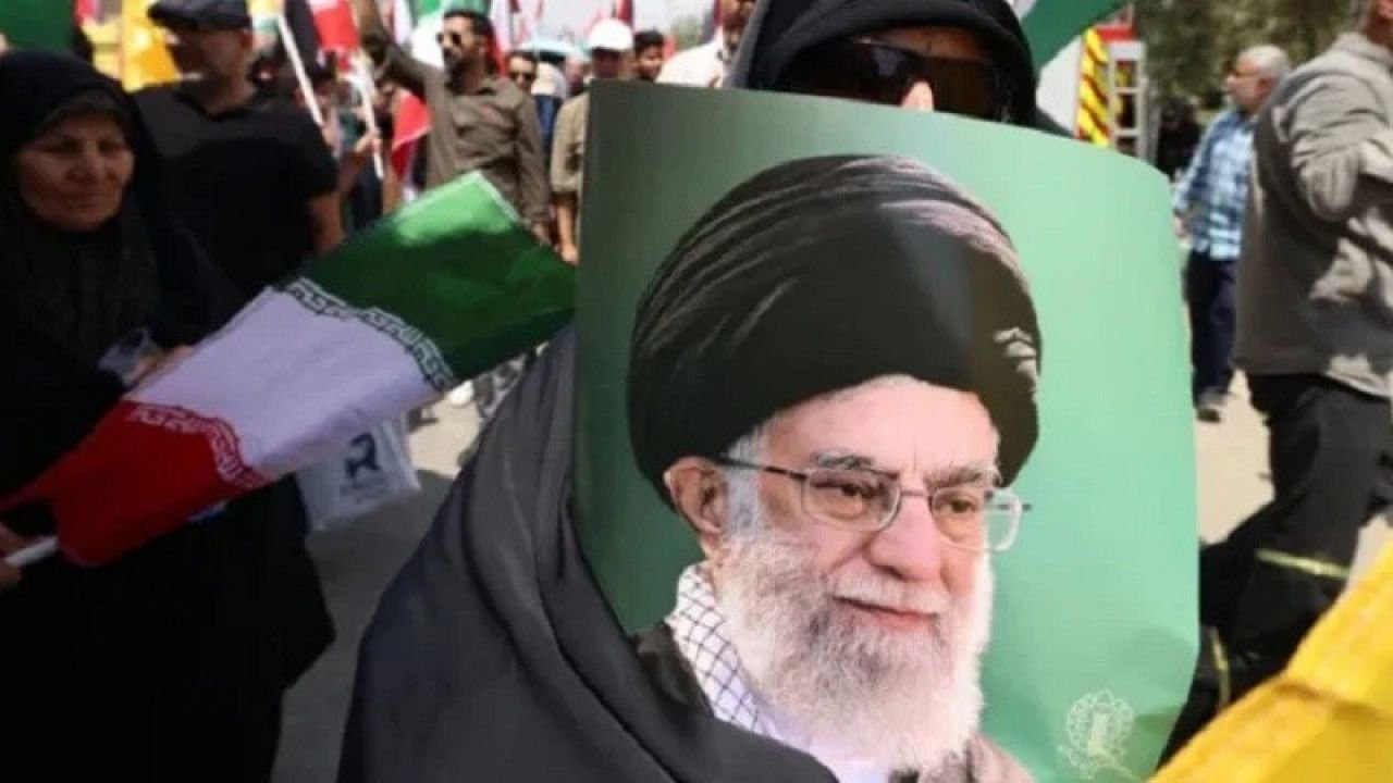 খামেনির বিদায় অনুষ্ঠান কেন স্থগিত করেছে ইরান, যা বলছেন বিশেষজ্ঞরা