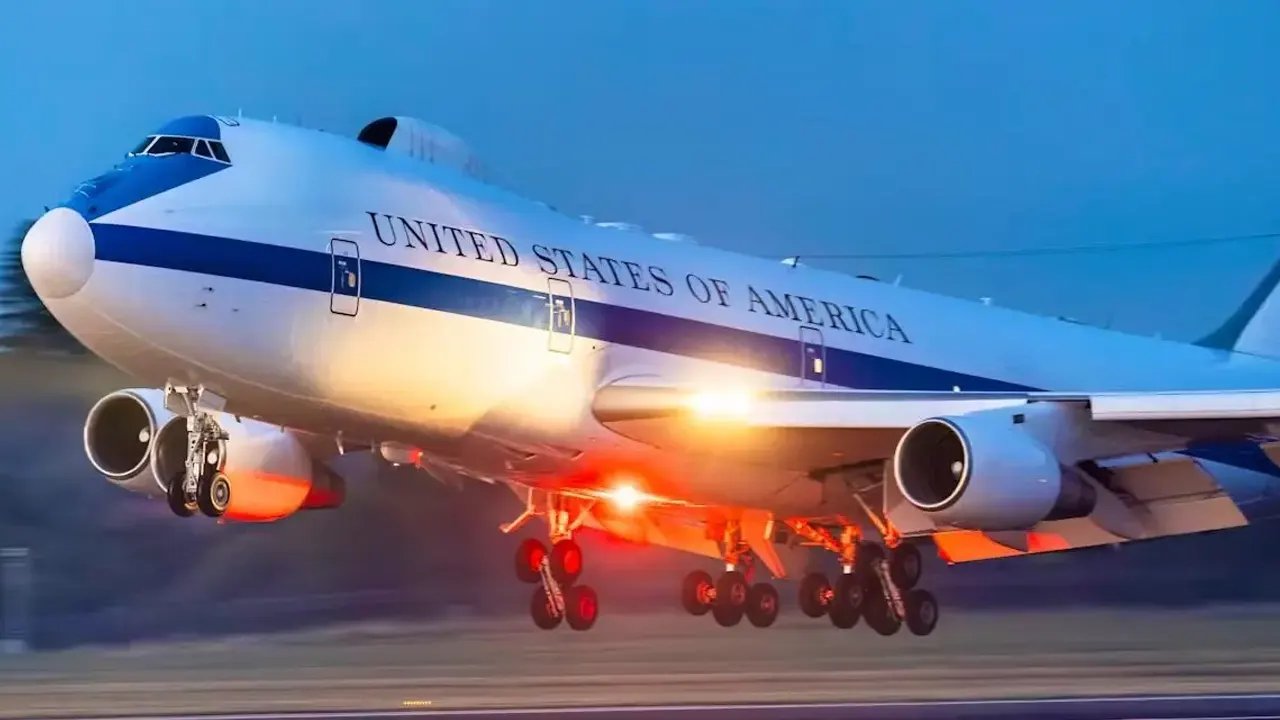 মার্কিন আকাশে প্রলয়ংকরী বিমান ইরানে পারমাণবিক হামলার ইঙ্গিত?