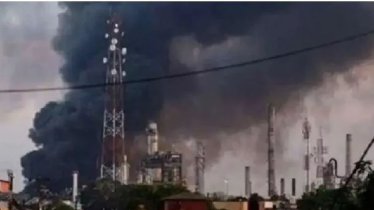 যুদ্ধবিরতি ঘোষণার মধ্যেই ইরানের তেল শোধনাগারে হামলা