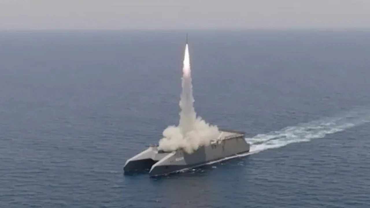 হরমুজ প্রণালি নিয়ে ইরানের নৌবাহিনীর জরুরি সিদ্ধান্ত, দেখে নিন