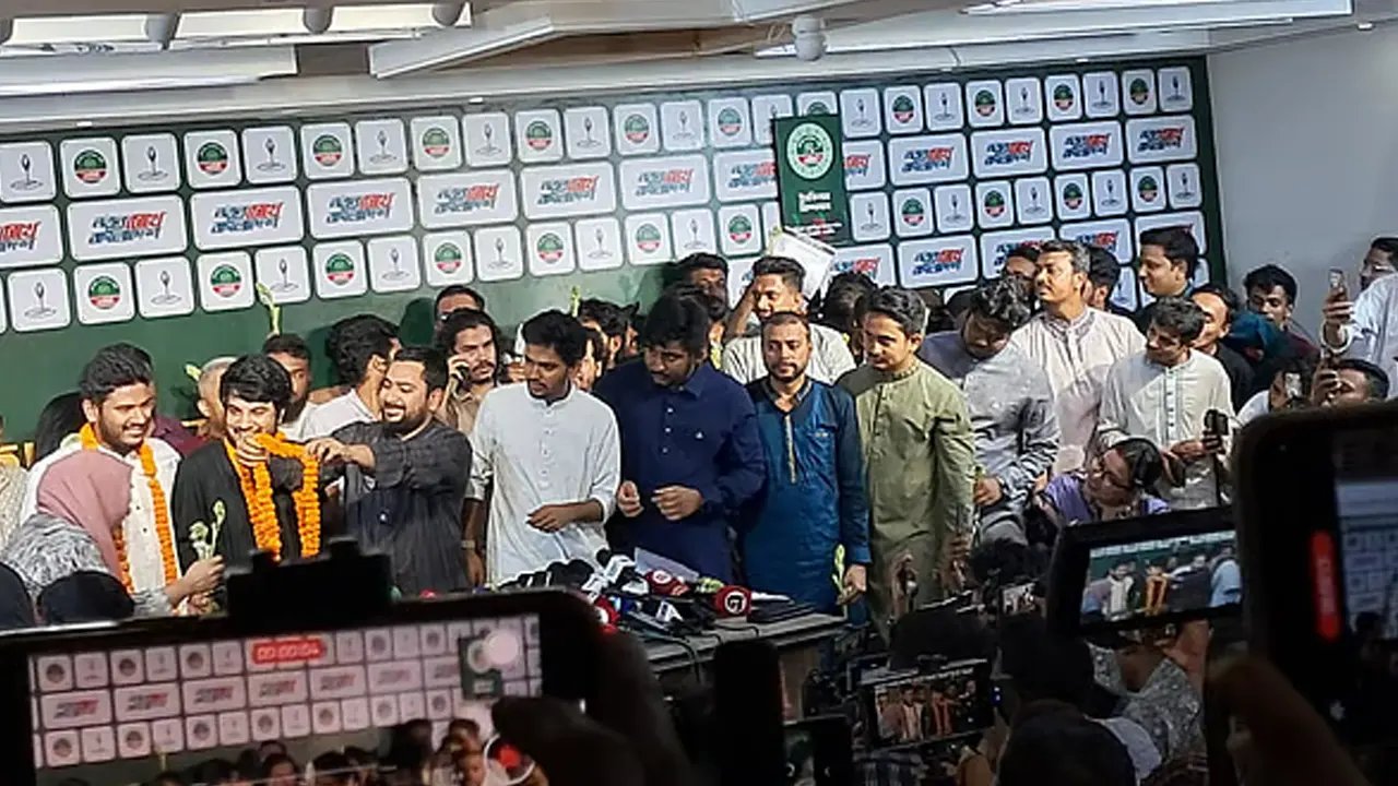 আনুষ্ঠানিকভাবে এনসিপিতে যোগ দিলেন যারা