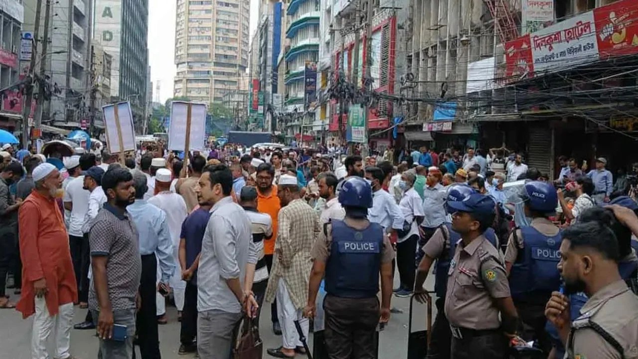 ইসলামি ব্যাংকের সামনে বিক্ষোভ চলছেই 