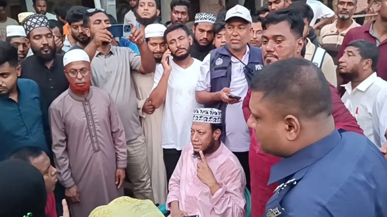ব্রেকিংঃ পরিবারসহ জামায়াতের আমির হামজার ওপর হামলা