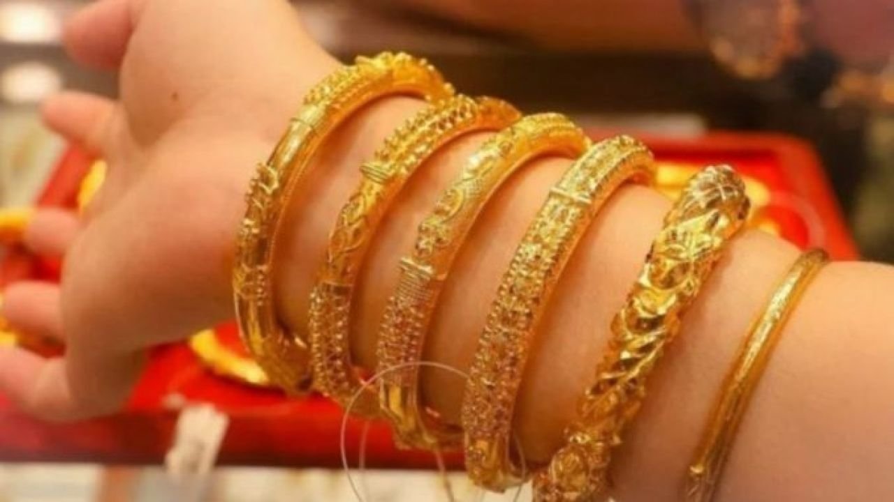 হঠাৎ দেশের বাজারে সোনার দামের বড় পতন