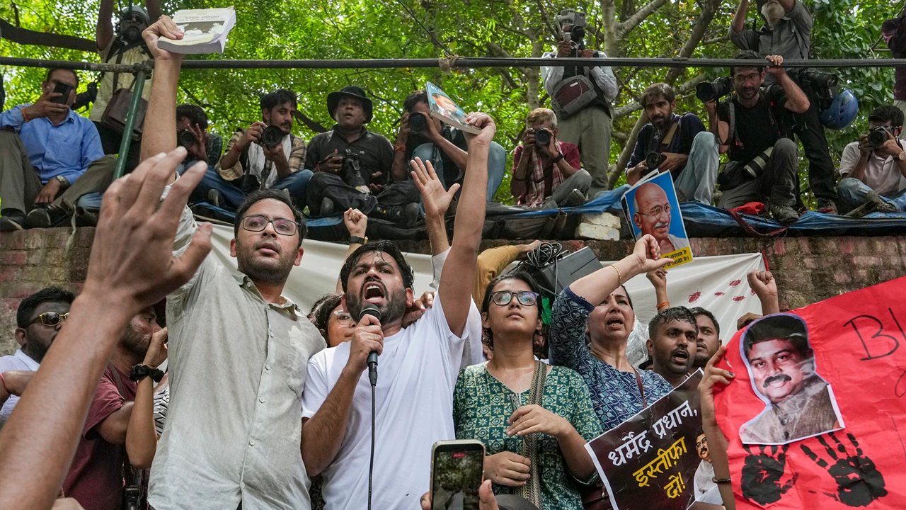 বাংলার যে স্লোগানে মুখর দিল্লি 