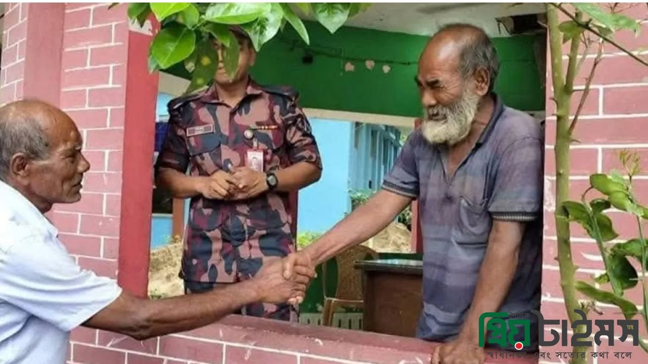 অবশেষে বাড়ির পথে শূন্যরেখায় আটকে থাকা সেই বৃদ্ধ 