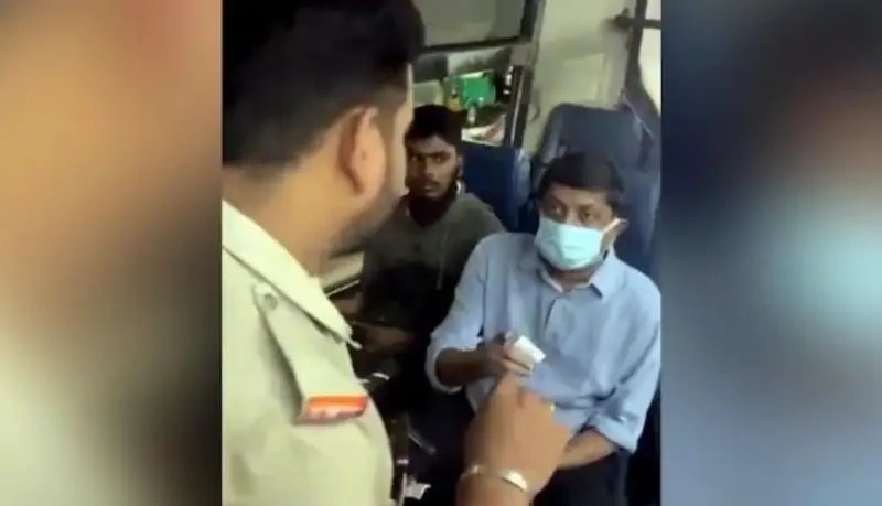মুখোশ পড়ে যাত্রীবেশে বাসে পরিবহন মন্ত্রী, ভাংতি না থাকায় নামিয়ে দিলেন কন্ডাক্টর