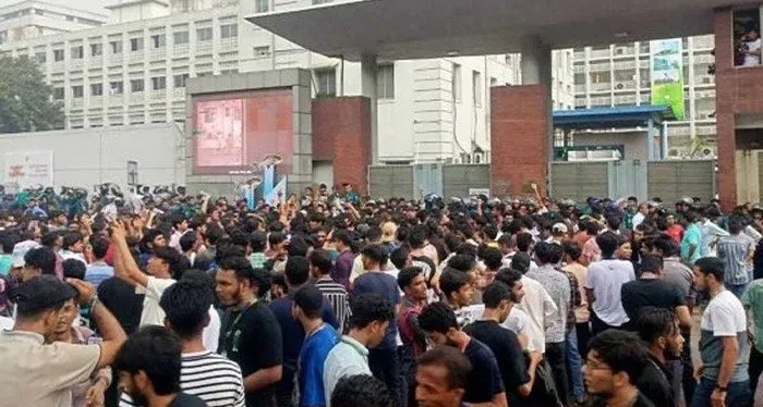 শিক্ষামন্ত্রীর পদত্যাগের দাবি থেকে সরে দাঁড়ালেন আন্দোলনকারীরা, নতুন ৬ দাবি