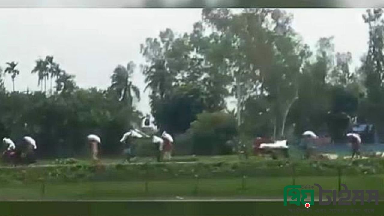 গুদাম ভেঙে ২০২ বস্তা সার নিয়ে গেল কৃষক